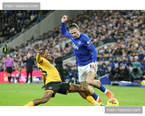 狼队2-3埃弗顿 布埃诺倒地VAR未介入点球判罚成比赛转折